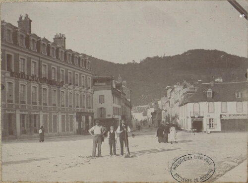 Bagnères - Place Lafayette et Boulevard Carnot avant la plantation des arbres