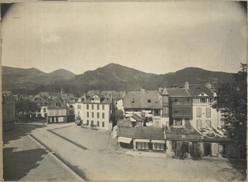 Bagnères – Place des Pyrénées (actuellement Achille Jubinal) avant l'incendie de 1900 et le percement de la rue des Thermes