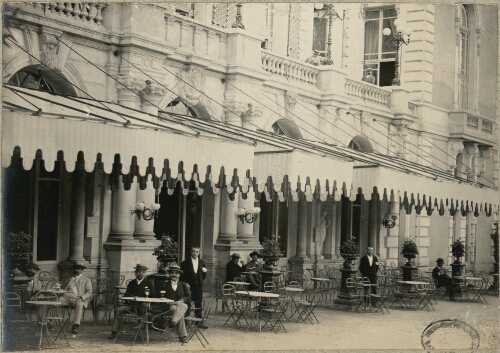 Bagnères – Terrasse du café du Casino avant la construction des deux escaliers de façade faits par Bréchoire