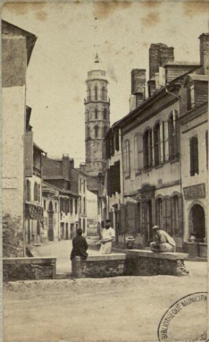 La Place de la Vaisselle – Place Jeanne d'Albret [vue sur rue et Tour de l'Horloge]
